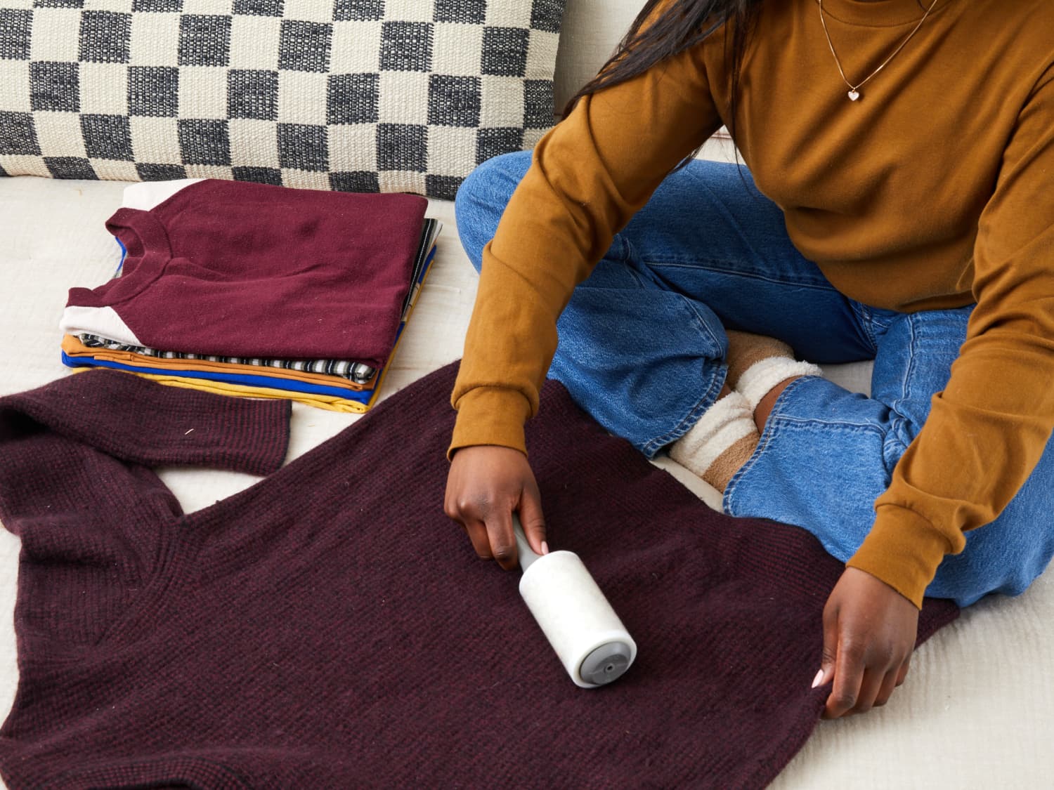 How to remove lint from black on sale clothes